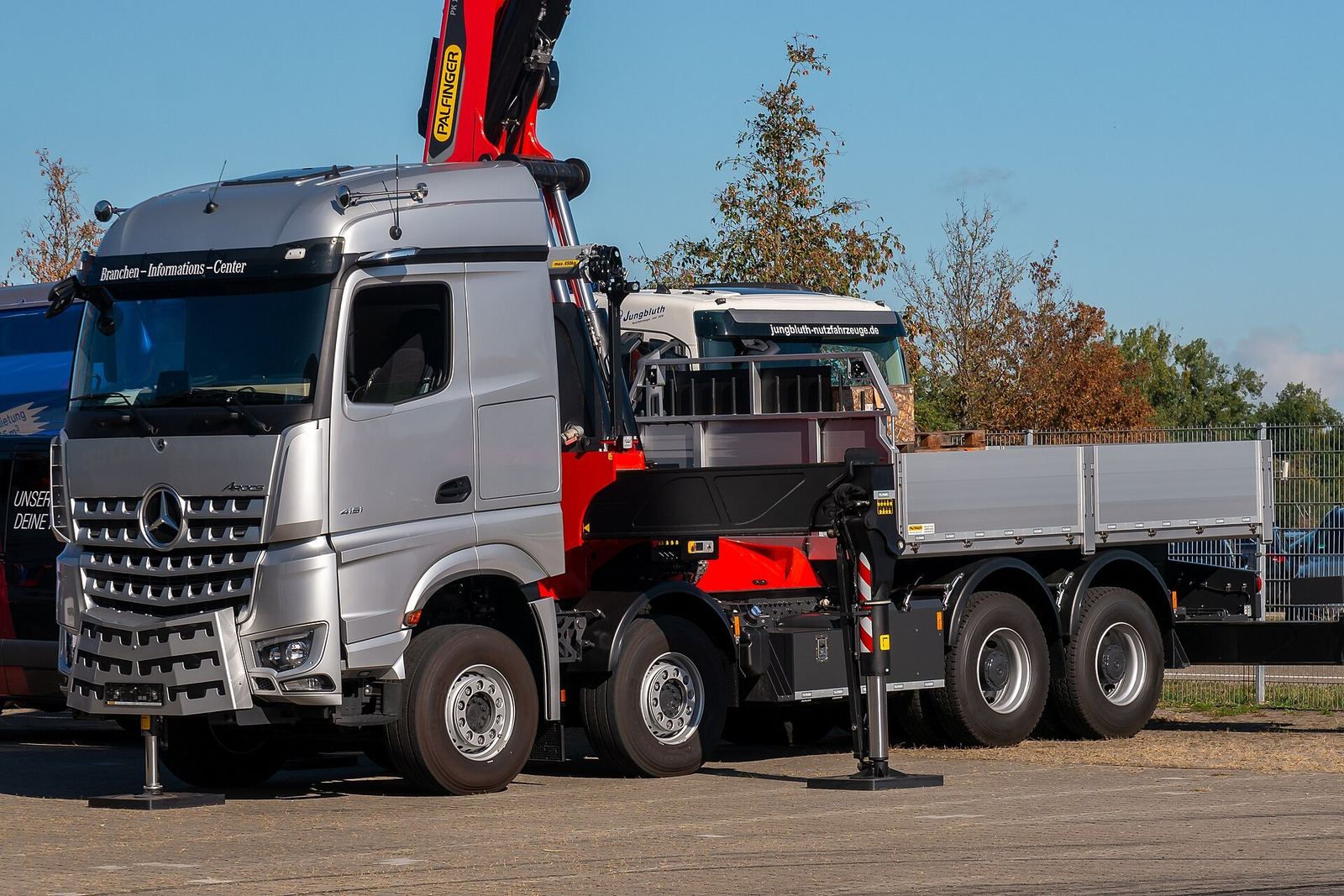 Modern kranbil – en Mercedes-Benz Arocs med lastbilskran – för lyft i Skåne