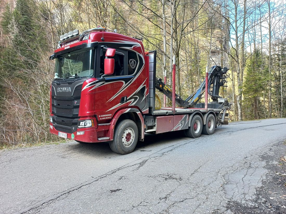 Modern Scania kranbil med lastbilskran för lyft i Skåne