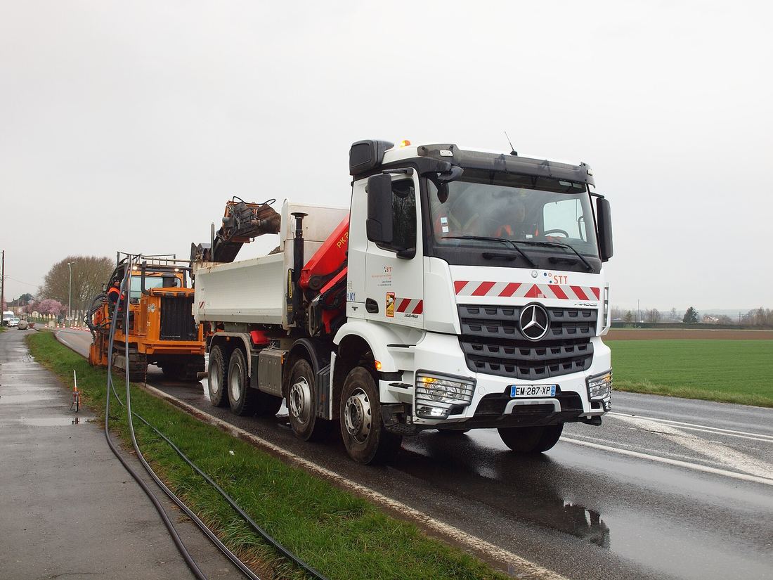 Kranbil (Mercedes-Benz Arocs) med Palfinger-kran vid bygg- och vägarbete i Skåne